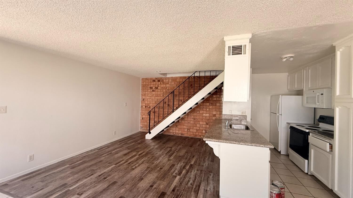 Property Photo:  2694 W Fairmont Avenue 101  CA 93705 