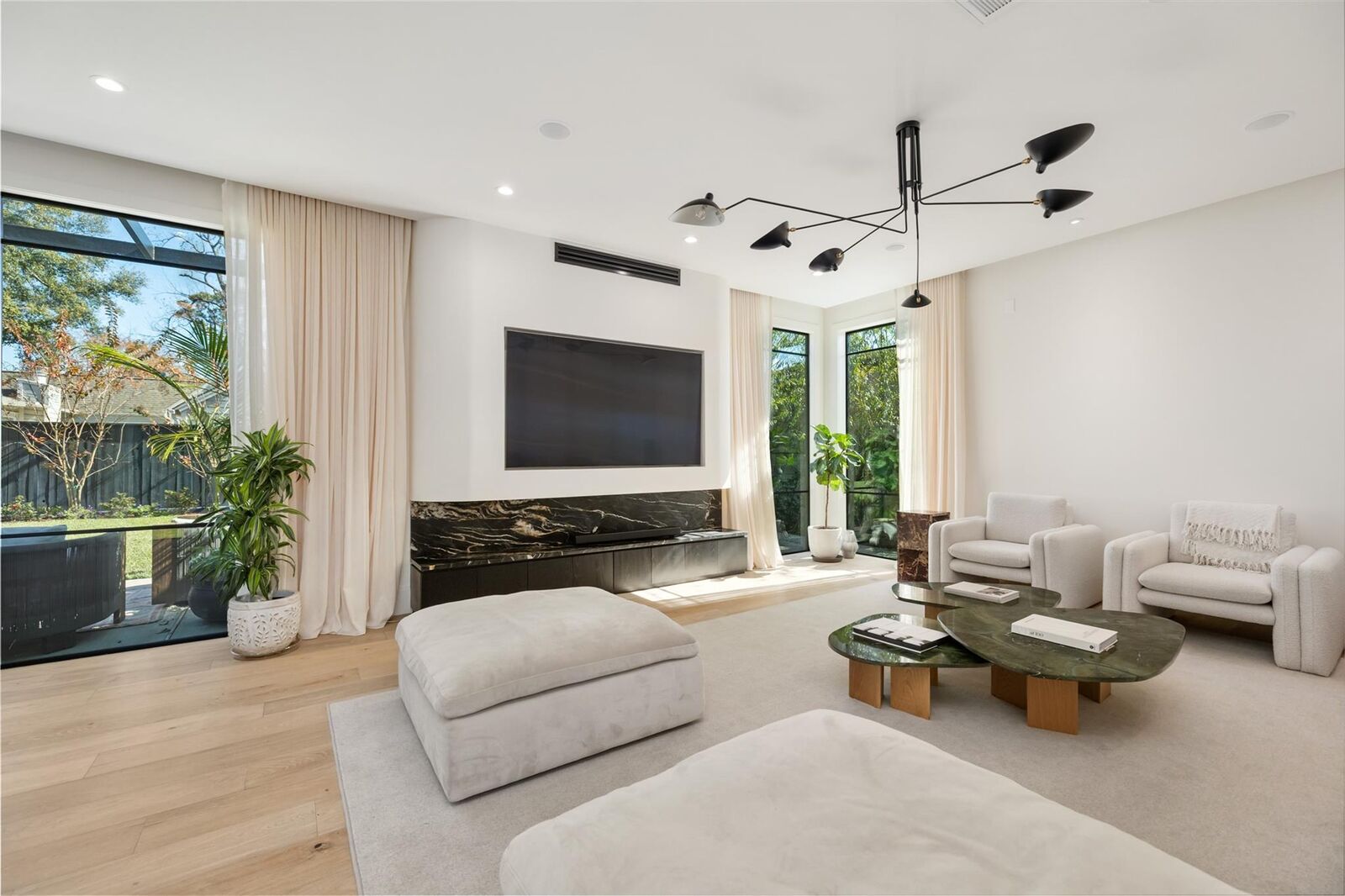 Property Photo: 419 W 30th Street TX 77018