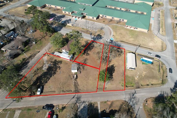 Property Photo: 303 Southline Street TX 77327