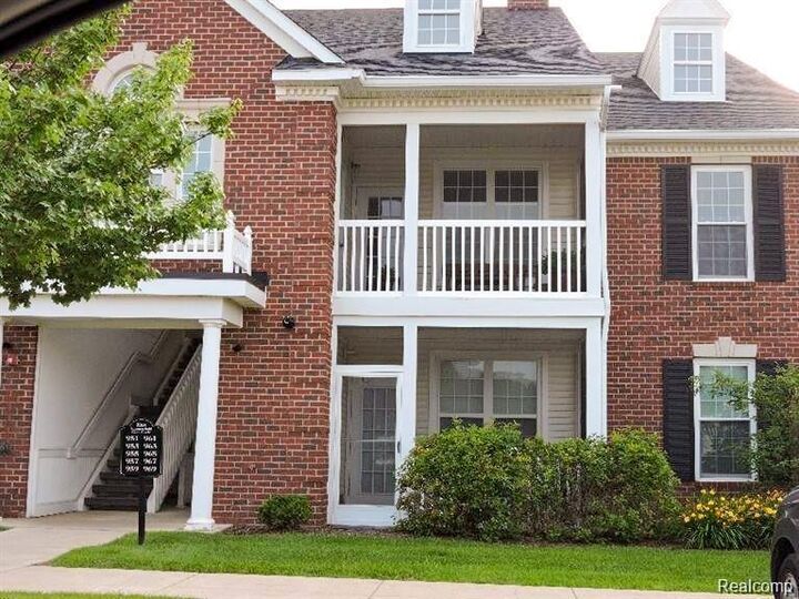 Property Photo:  1074 W Summerfield Glen Circle  MI 48103 9166 