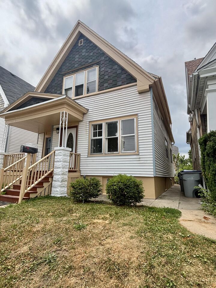 Property Photo:  1727 W Arrow St  WI 53204 