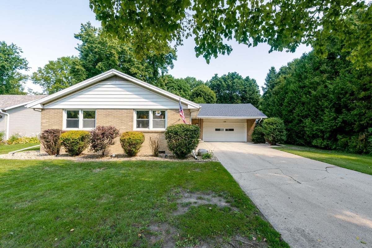 Property Photo:  104 E Washington Drive  IL 61752 