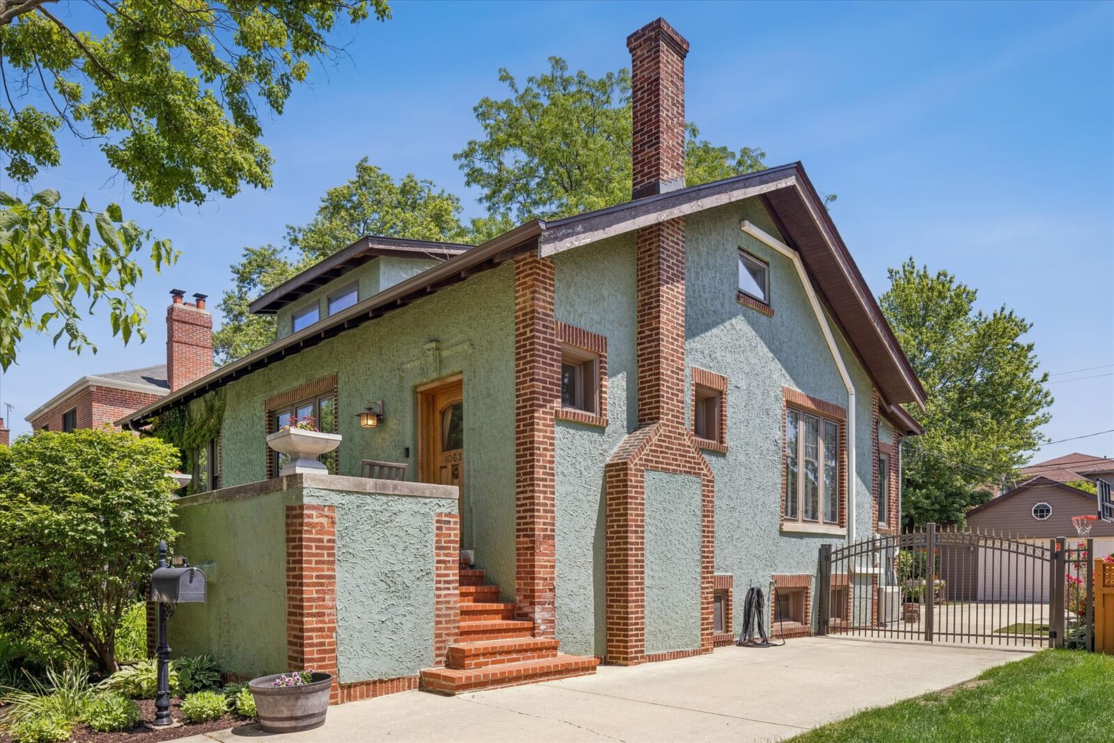 Property Photo: 10637 S Oakley Avenue IL 60643