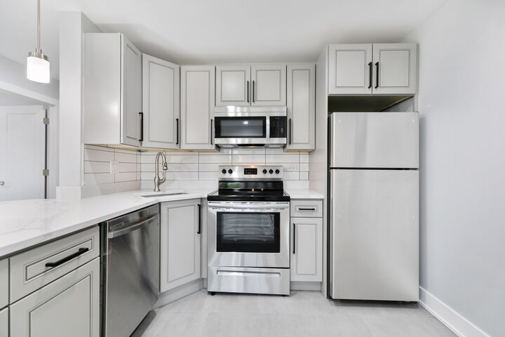 Property Photo:  1301 W Estes Avenue 4E  IL 60626 
