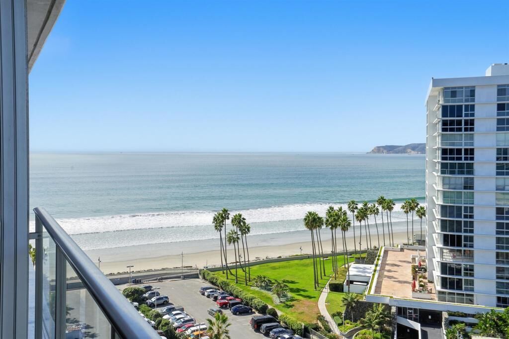 Property Photo: 1810 Avenida Del Mundo 1106 CA 92118