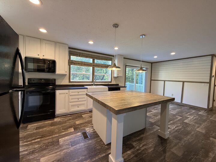 Property Photo: 222 Lincolnville Avenue ME 04915