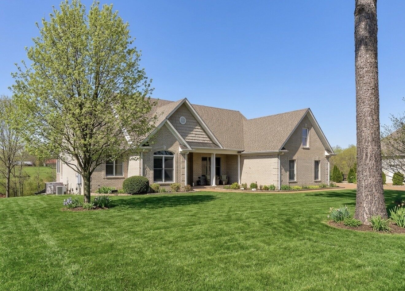Property Photo: 524 Country Club Dr TN 37055