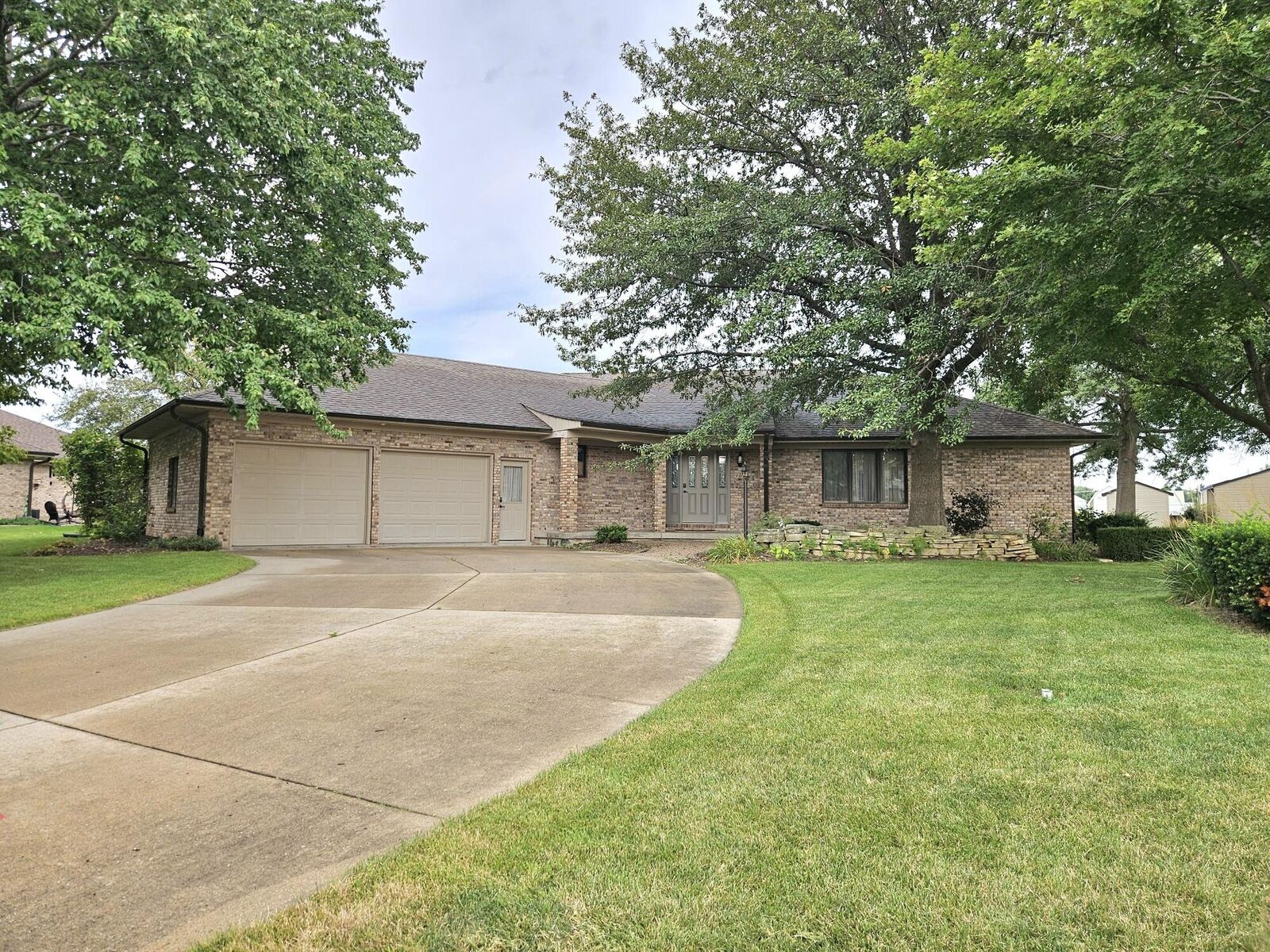 Property Photo:  901 8th Avenue  IA 52747 