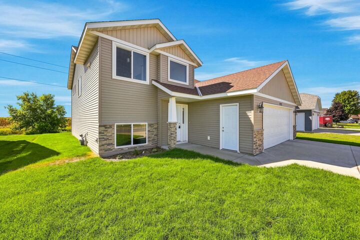 Property Photo:  1121 Yellowstone Avenue  MN 56303 