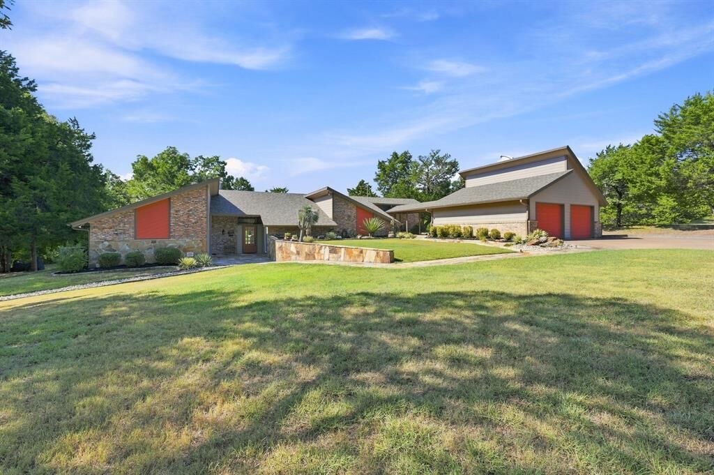Property Photo:  3840 Mockingbird Lane  TX 76065 