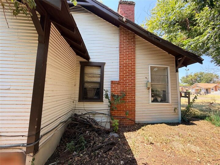 Property Photo:  2512 Colonial Avenue  TX 76707 