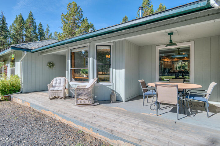 Property Photo: 55471 Richard Way OR 97707