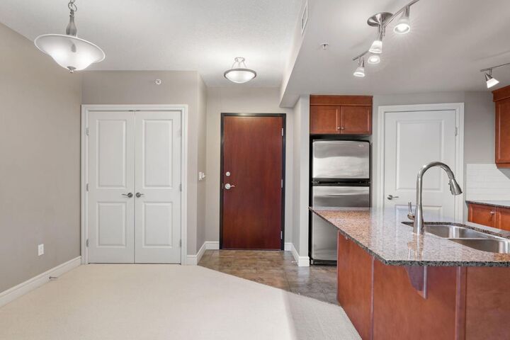 Property Photo:  910 5 Avenue SW 802  AB T2P 0C3 
