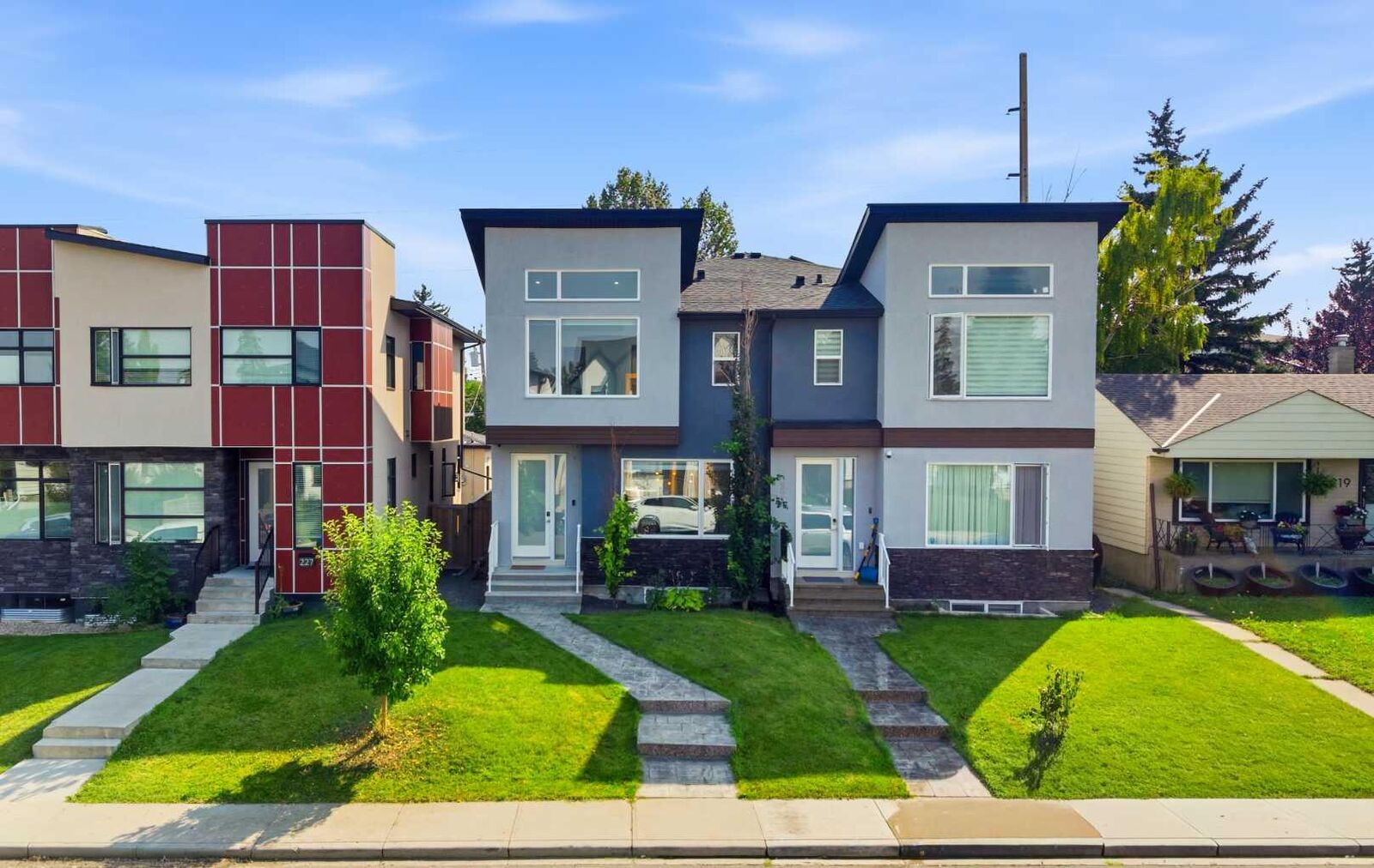 Property Photo:  225 33 Avenue NE  AB T2E 2H7 