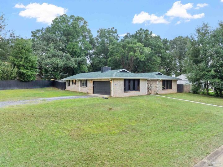 Property Photo: 9679 Hollowbrook Cir FL 32514