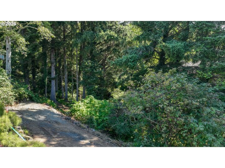 Property Photo: 415 Chilkoot Trl OR 97110
