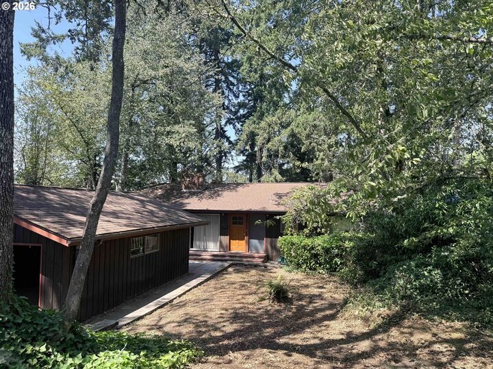 Property Photo: 2041 E 26th Ave OR 97403