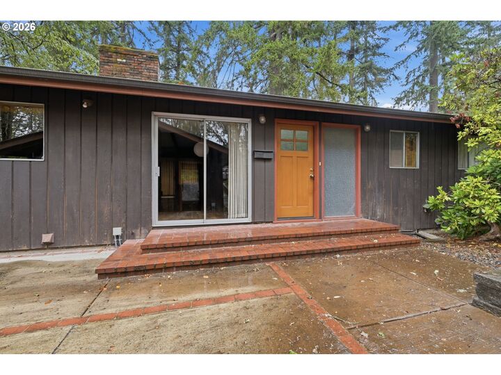 Property Photo:  2041 E 26th Ave  OR 97403 