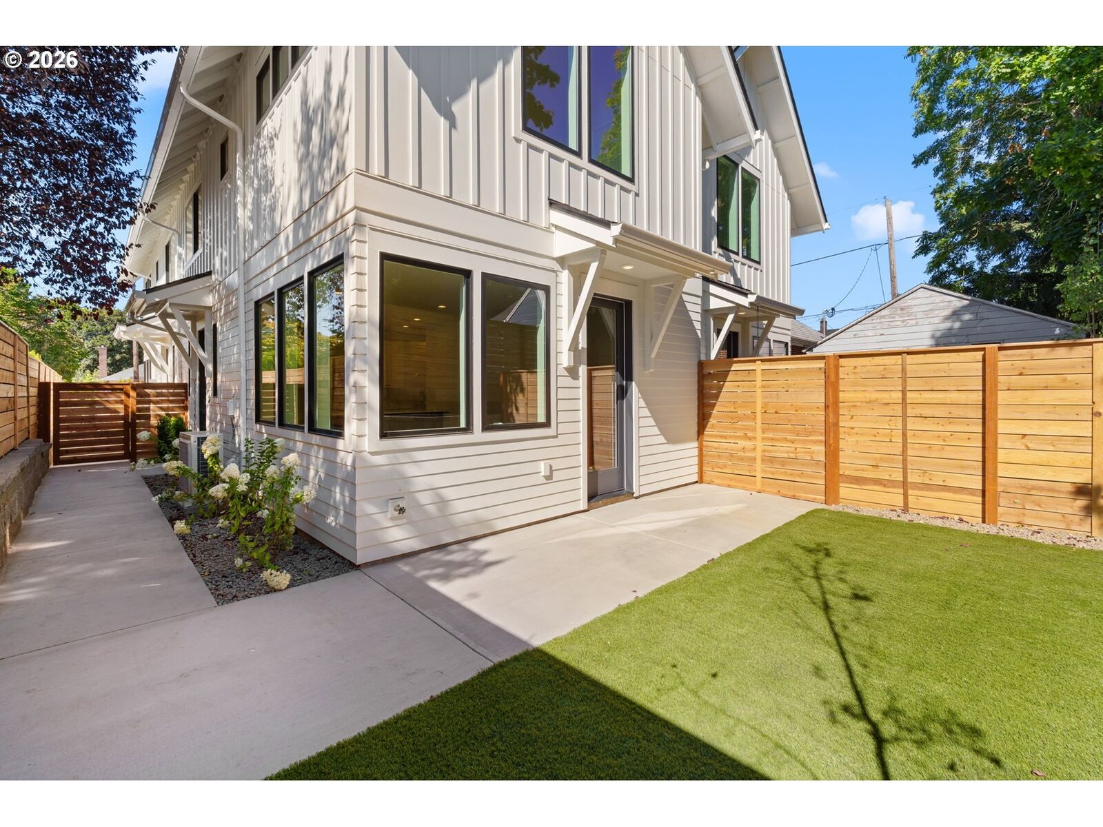 Property Photo:  1518 NE Jarrett St C  OR 97211 
