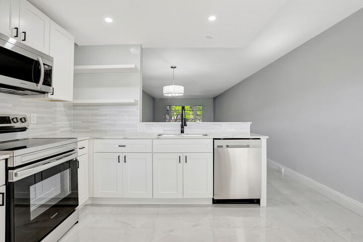 Property Photo: 2202 Lucaya Bend G2 FL 33066