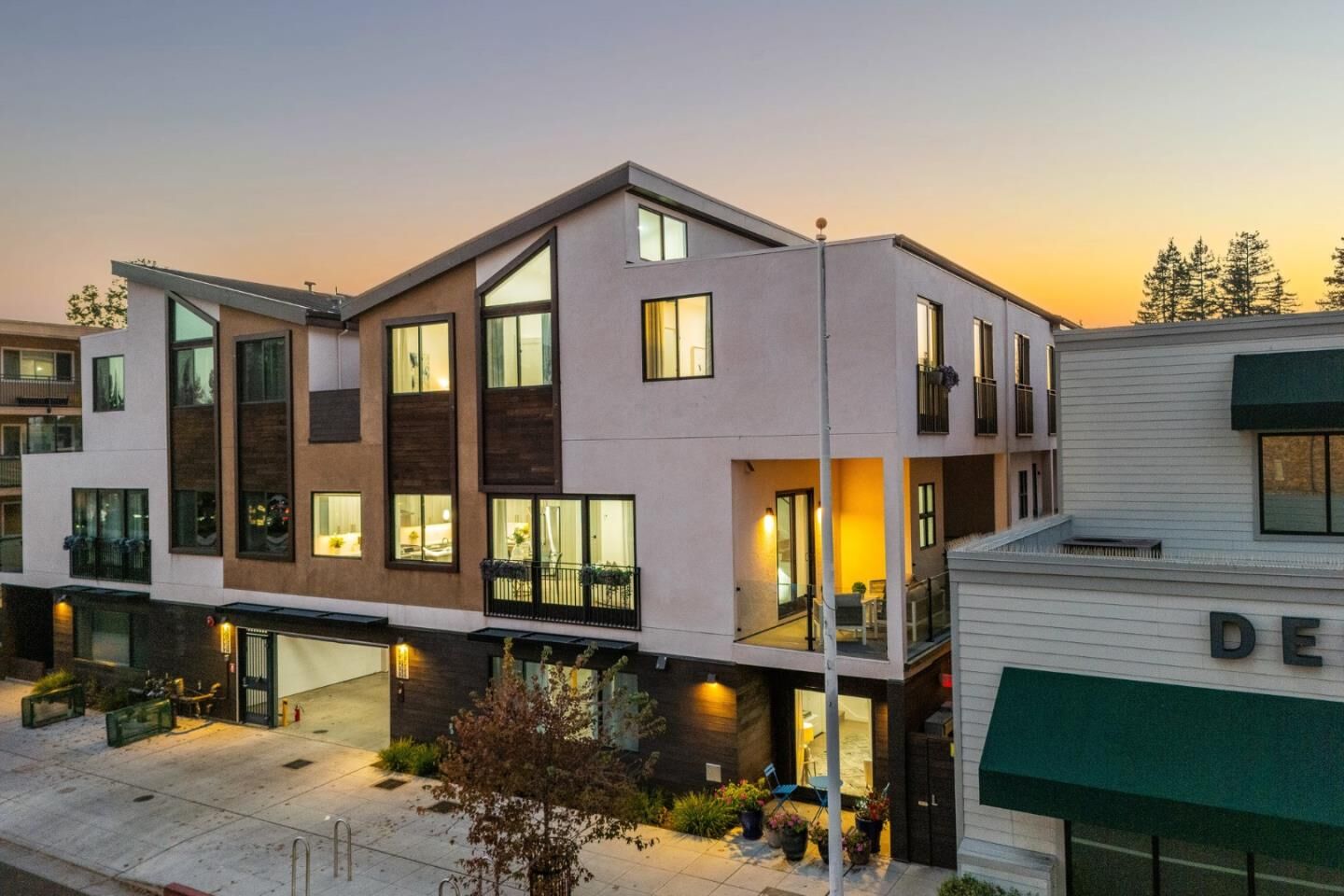 Property Photo:  920 Woodside Road  CA 94061 