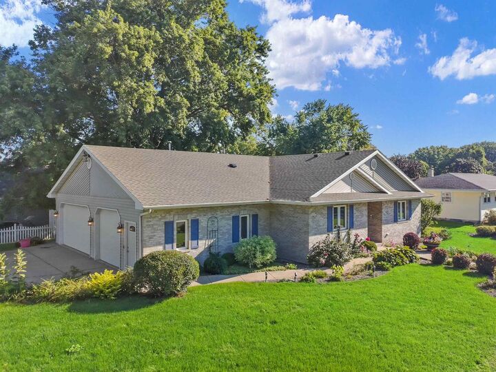 Property Photo:  805 Hawthorne Avenue  WI 53545 