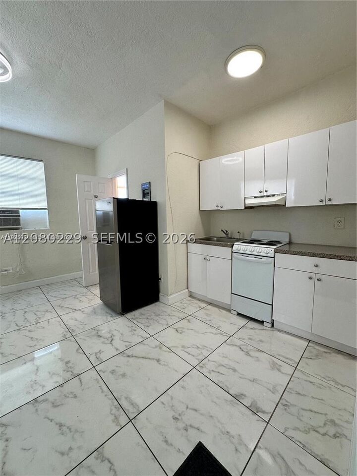 Property Photo:  912 NW 9th Ave 8  FL 33009 