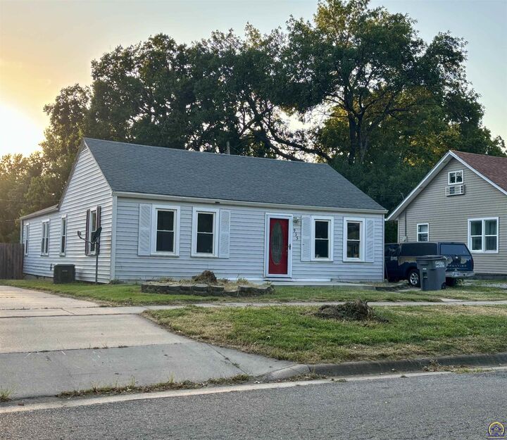 Property Photo: 935 Sunnyslope St KS 66801