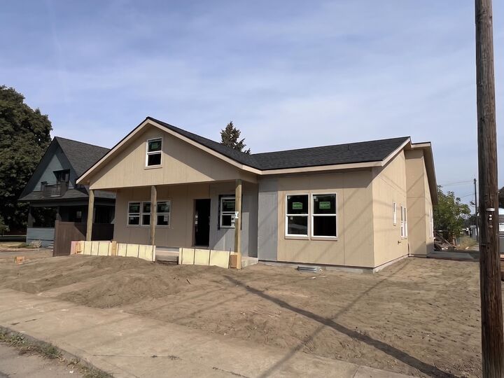 Property Photo: 818 W Nebraska Ave WA 99205