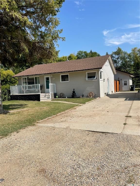 Property Photo:  817 Cartier Street  SK S0G 5C0 