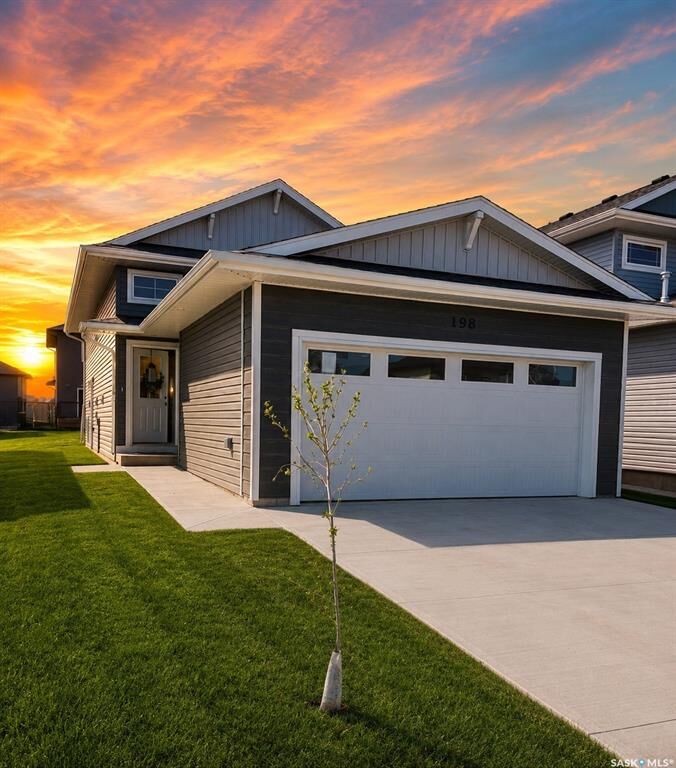 Property Photo:  606 Yuel Crescent  SK S7W 1N9 