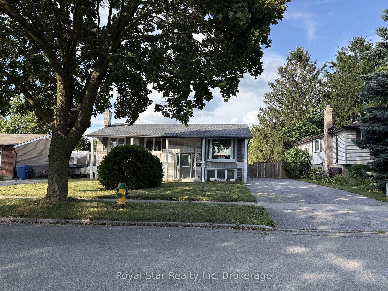 Property Photo:  150 Applewood Crescent  ON N1H 6B7 
