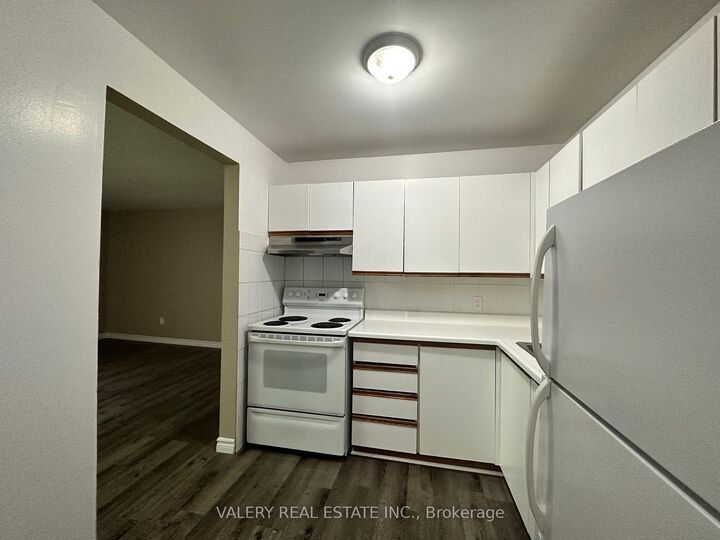 Property Photo:  1 Lowndes Avenue 7  ON L4P 3J7 