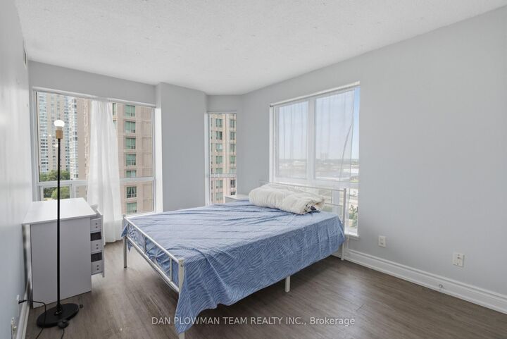 Property Photo:  8 Lee Centre Drive 913  ON M1H 3H8 