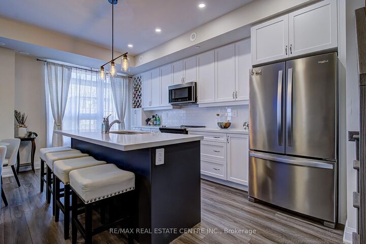 Property Photo:  1569 Rose Way 116  ON L9E 1N4 