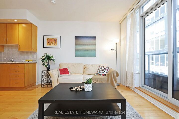 Property Photo:  250 Wellington Street W Ph31  ON M5V 3P6 