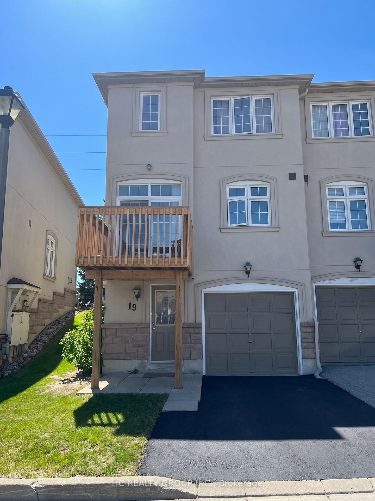 Property Photo:  10 Post Oak Drive 19  ON L4E 4H8 