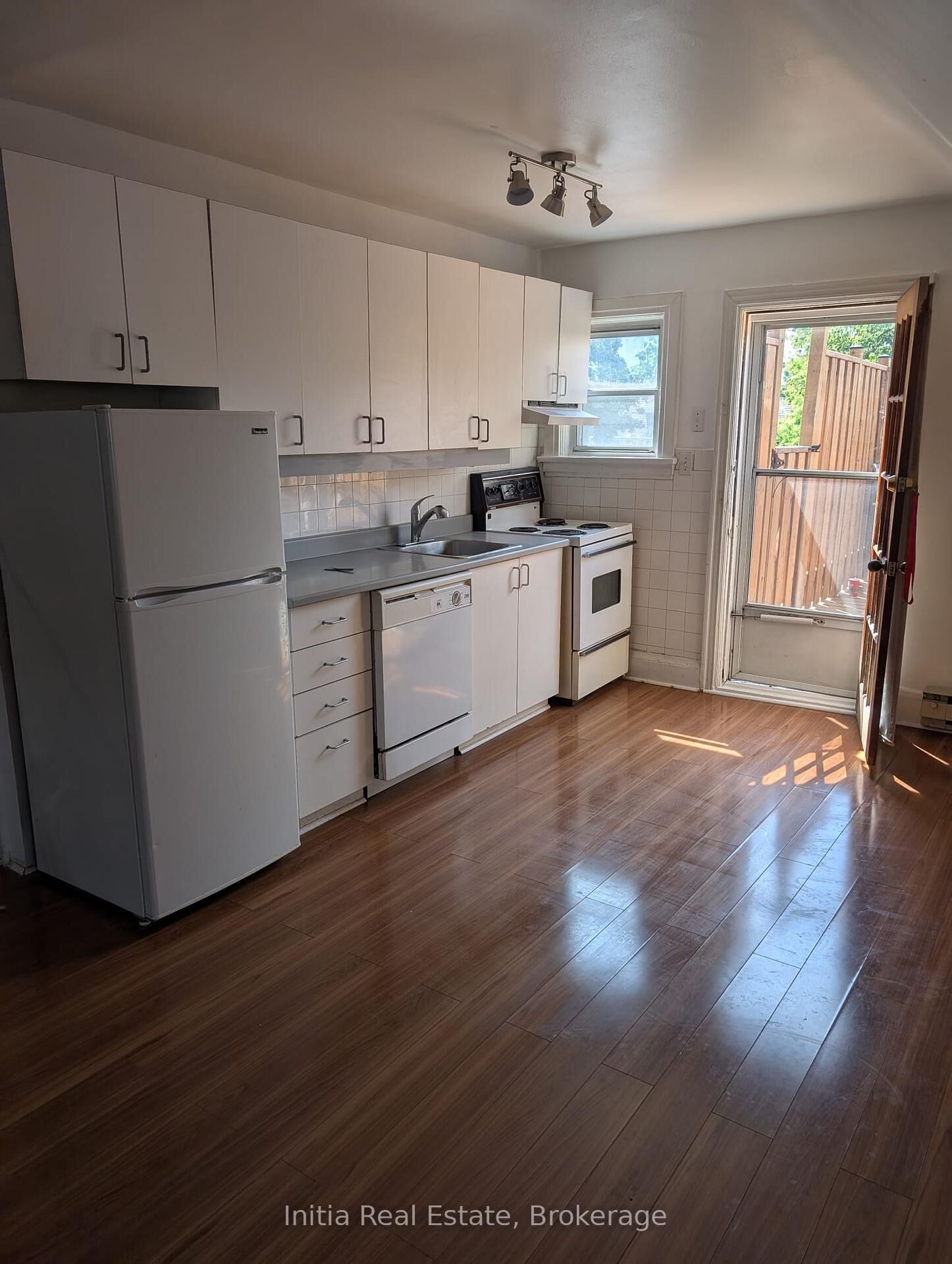Property Photo:  622 Huron Street 3  ON M5R 2R9 