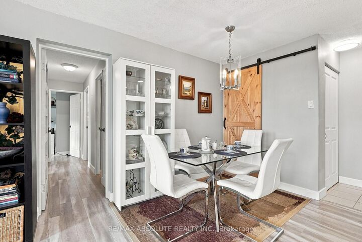 Property Photo:  20 Chesterton Drive  ON K2E 6Z7 