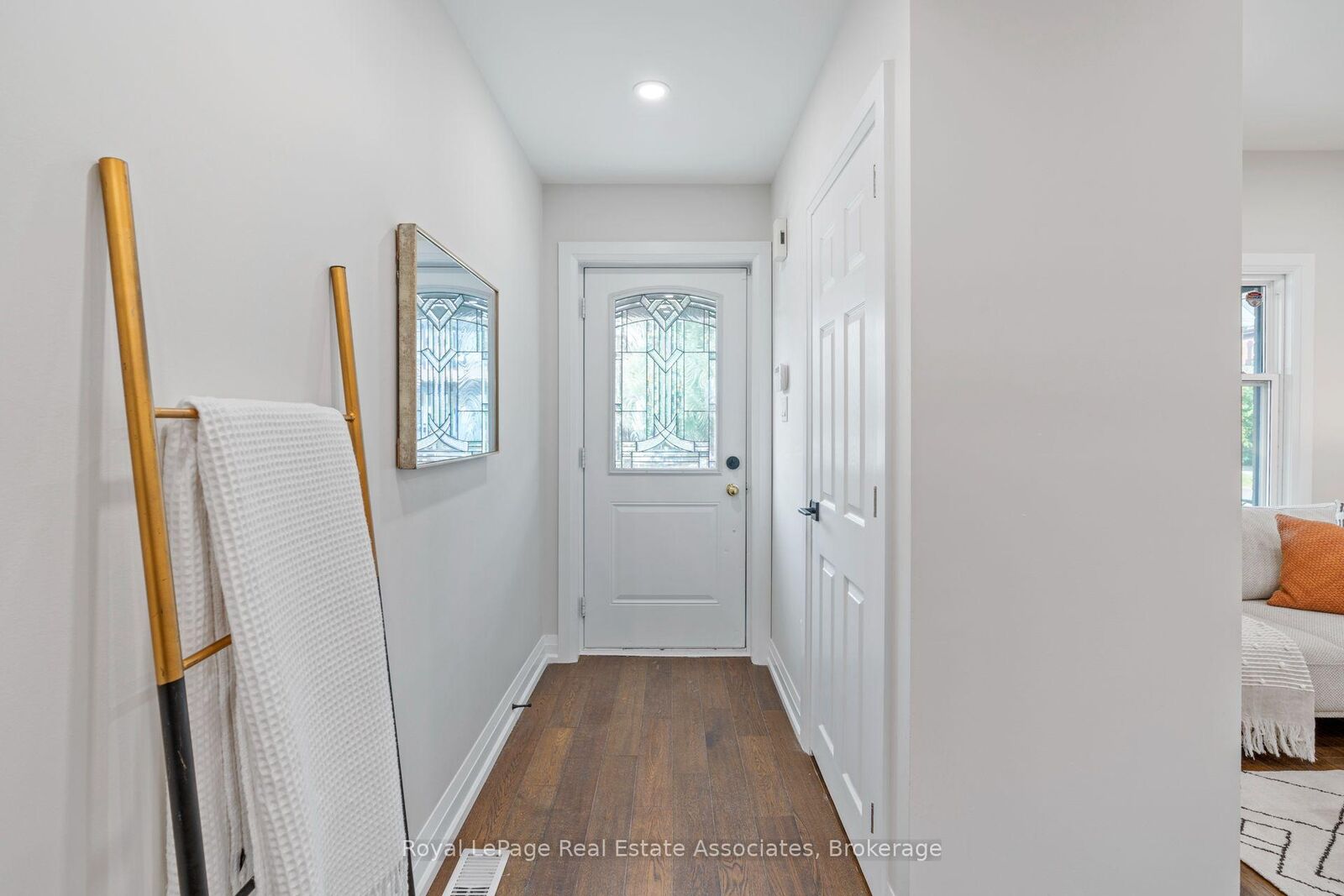 Property Photo:  23 Somerset Avenue Upper  ON L8L 2L4 