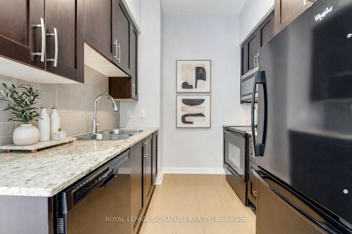 Property Photo:  4070 Confederation Parkway 311  ON L5B 0E9 