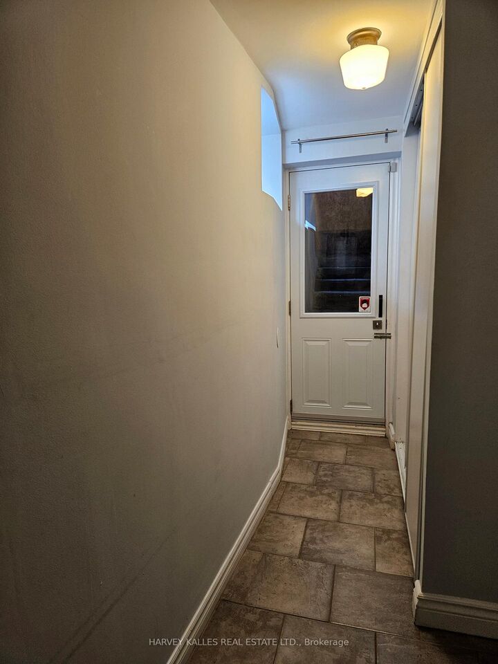 Photo de la propriété: 85 Lanark Avenue Lower ON M6E 2G3