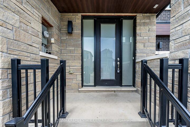 Property Photo:  1062 Skyridge Boulevard  ON L1X 0G5 