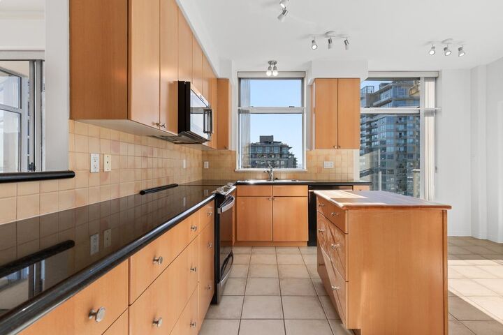 Property Photo:  160 E 13th Street 1406  BC V7L 2L5 