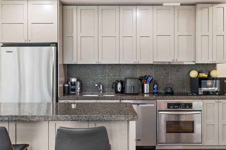 Property Photo:  1333 West Georgia Street 609  BC V6E 4V3 