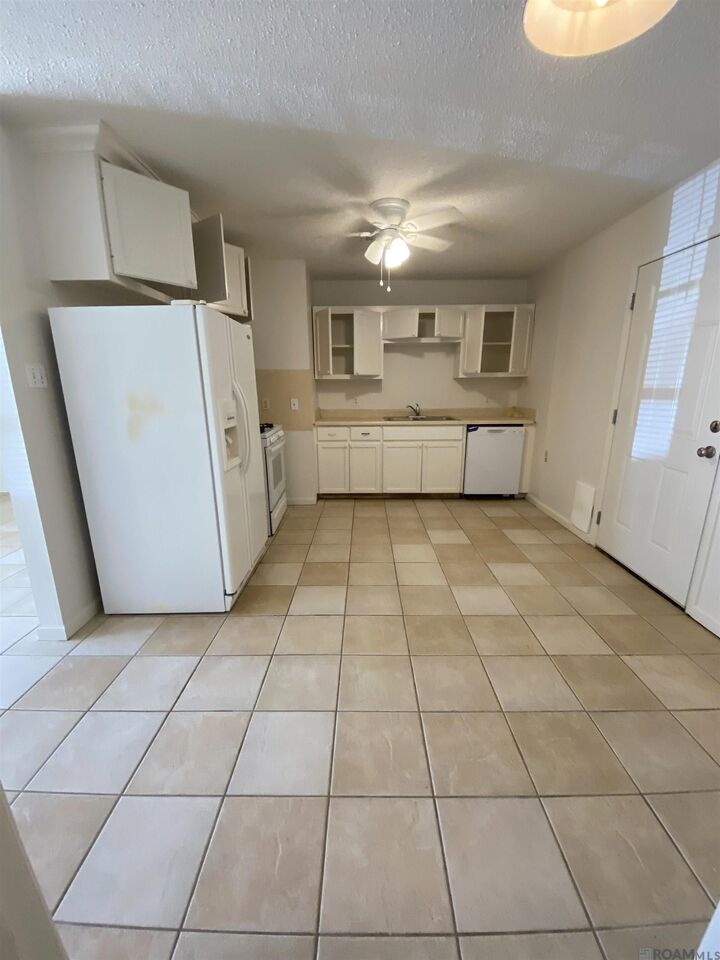 Property Photo: 7426 Meadow Park Ave LA 70810