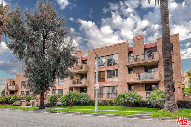 Property Photo:  235 S Tower Dr, Unit 102  CA 90211 