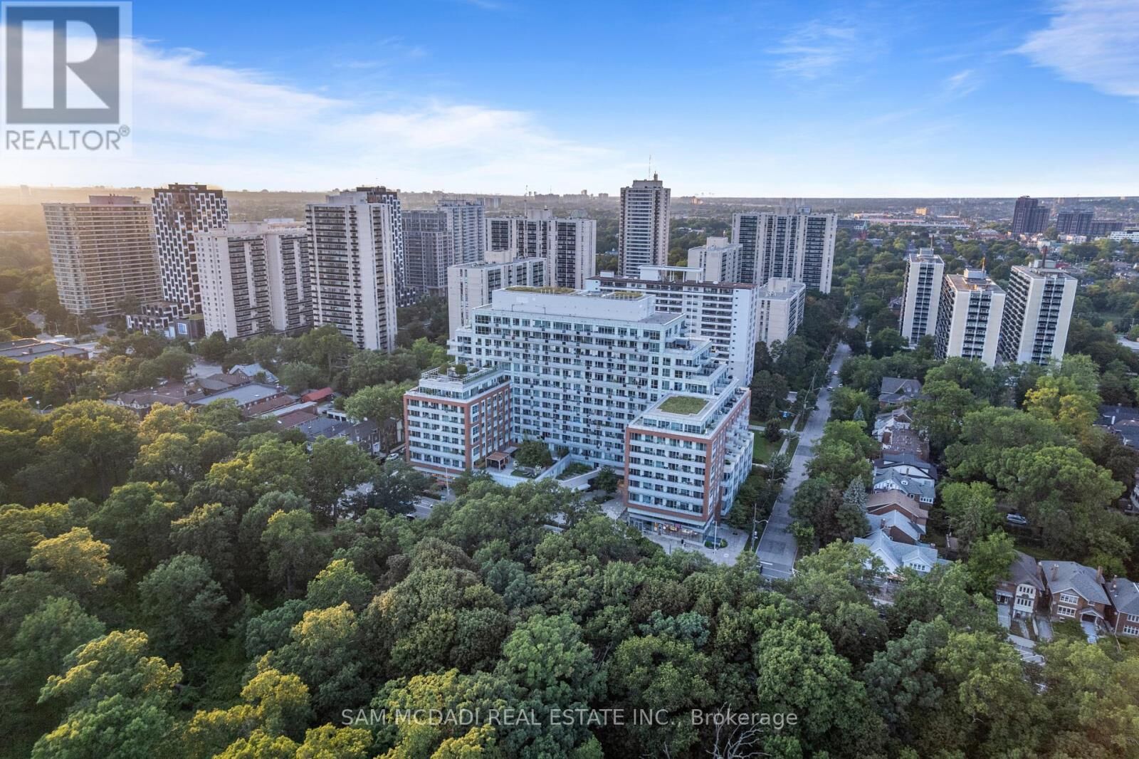 Property Photo:  1830 Bloor Street West 817  ON M6P 0A2 