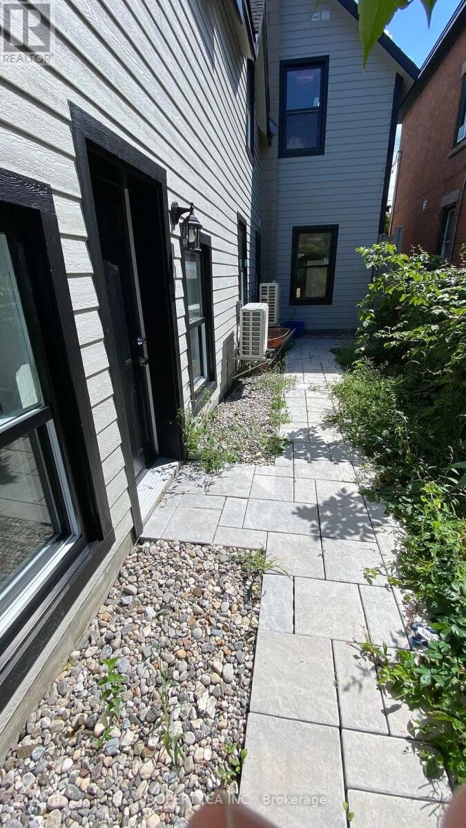 Property Photo:  395 Gladstone Avenue B  ON K2P 0Y9 