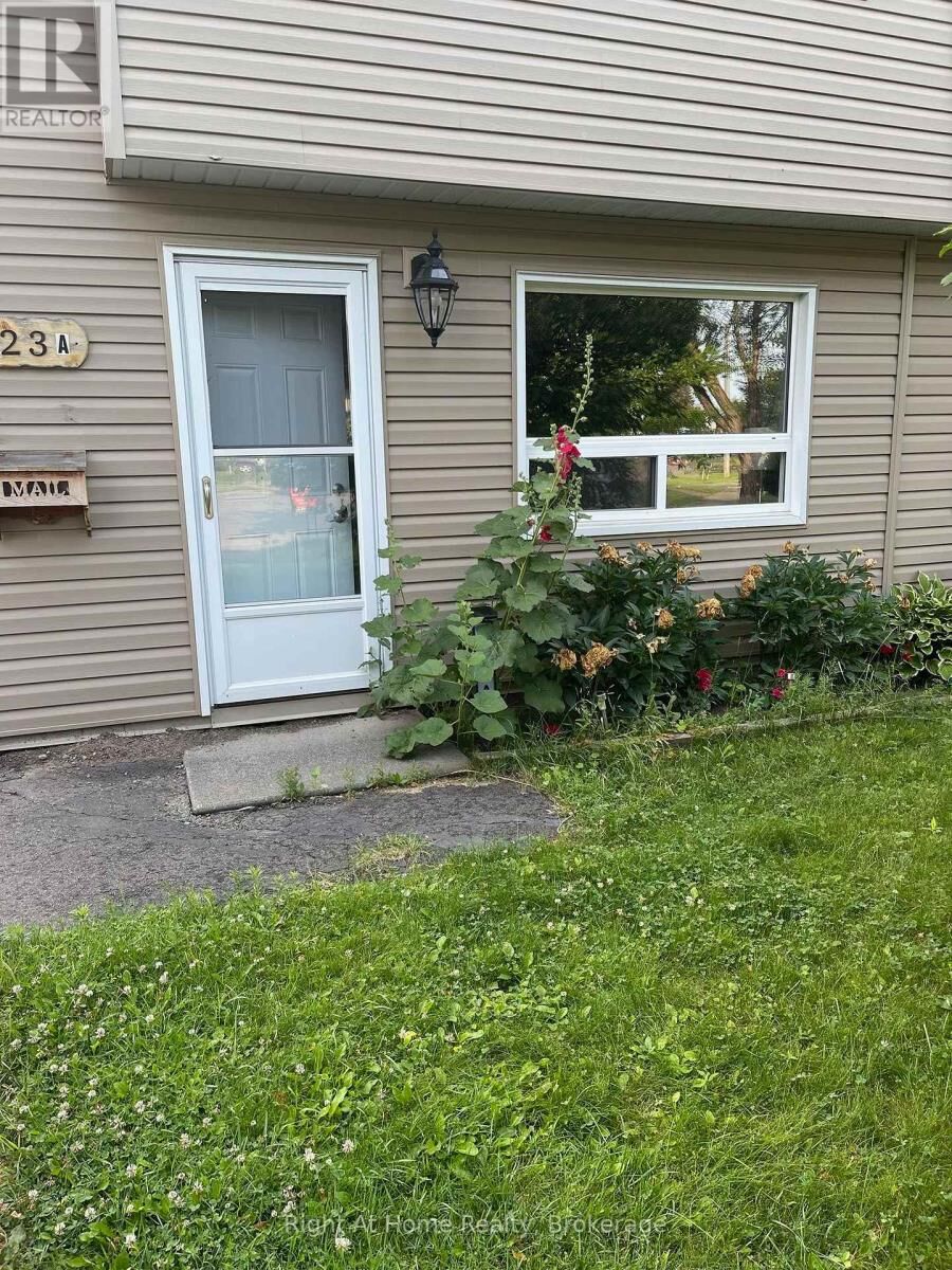 Property Photo:  323A Wentworth Crescent  ON P7A 7S7 